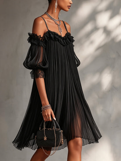Léonie | Mini Robe Noire, Épaules Dénudées, Bordure en Dentelle