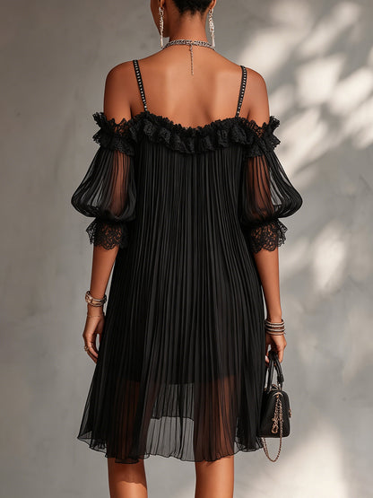 Léonie | Mini Robe Noire, Épaules Dénudées, Bordure en Dentelle