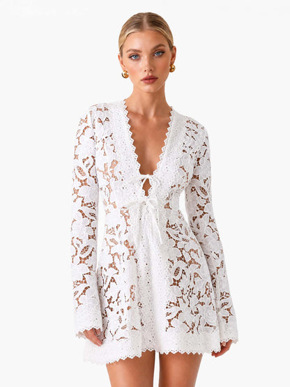 Mini Robe en Dentelle à Col V