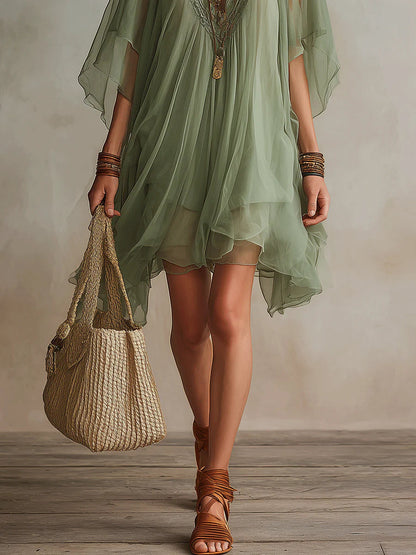 Émeraude | Mini Robe Fluide Superposée, Col en V Vert
