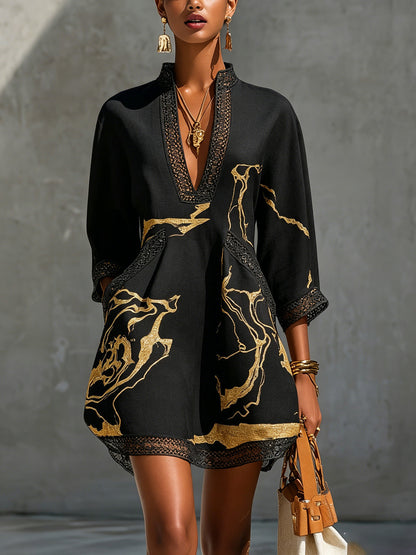 Ébène | Mini Robe Col en V, Imprimé Noir et Or