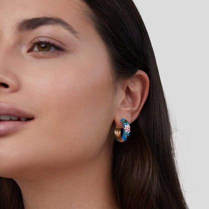 DELACROIX | BOUCLES D’OREILLES EN CERCLE DORÉ AVEC FLEUR